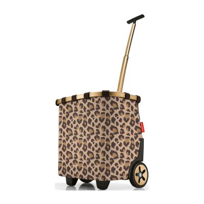 Einkaufstrolley von Reisenthel, Modell Carrycruiser, in Beige und Braun mit Leopardenmuster und braun-goldfarbenen Rahmendetails, seitlich mit ausgezogenem Teleskopgriff und zwei Rollen.