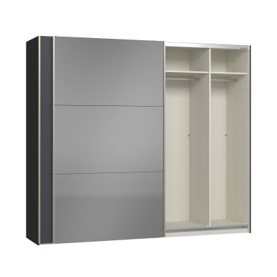 Schwebetürenschrank mit geöffneter Schiebetür und sichtbarer Innenaufteilung mit Kleiderstangen und Fachböden