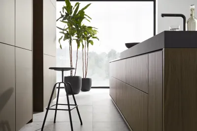 Detailansicht entlang der Kücheninsel und Schrankfronten der Nolte Neo Küche neo LEAF mit architektonischer Raumwirkung