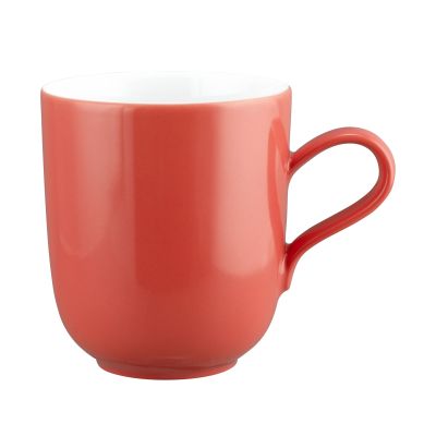 Becher in Rot und Weiß; Seitenansicht. Sichtbare Gestaltung: rote Außenseite, weißer Innenraum und Henkel.
