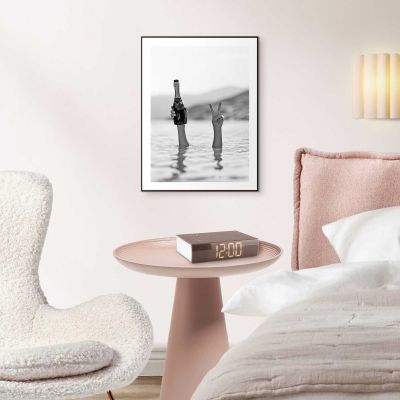 Das Wandbild „Sea Cheers“ in Schwarz-Weiß, 30 × 40 cm, hängt in einem eingerichteten Wohnraum und zeigt die Größenwirkung an der Wand.