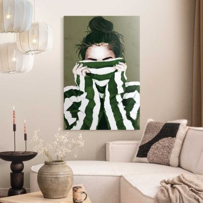 Das Wandbild „Vintage Hiding“ in Grün, 60 × 90 cm, hängt in einem eingerichteten Wohnraum und zeigt die Größenwirkung an der Wand.