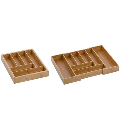 Zwei Besteckkästen aus Holz mit mehreren Fächern auf weißem Hintergrund
