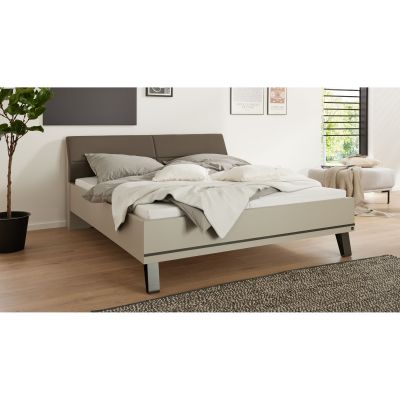 Bett Interliving 1032 mit gepolstertem Kopfteil im Schlafzimmer eingerichtet, mit Matratze, Kissen und Decken dekoriert