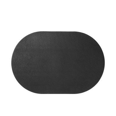 Tischset oval der Serie Relevo Placemats, Farbe Schwarz matt; oval ausgelegt, Oberflächenstruktur sichtbar.