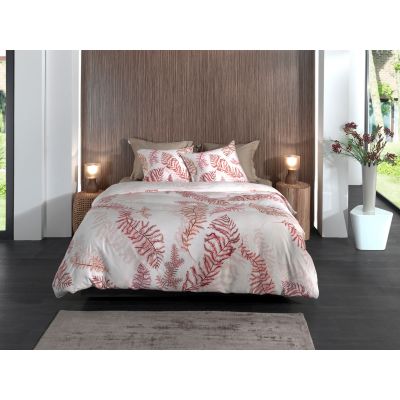 Bettwäsche Kamea in Soft Pink, 135 x 200 cm: bezogenes Bett in frontaler Schlafzimmerszene mit roten und rosafarbenen Farnzweigen auf hellem Grund.