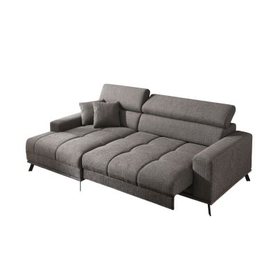 Freigestelltes dunkelgraues Ecksofa mit Longchair links im Bild, vorgezogenen Sitzflächen, hochgestellten Kopfstützen und zwei Kissen
