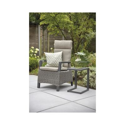Grauer Hochlehner-Gartenstuhl mit Kissen und Beistelltisch aus Metall auf einer modernen Terrasse im Gartenambiente.