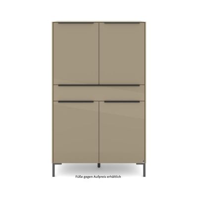 Musterring Set One Reno Highboard in Taupe mit vier Türen, einer Schublade und schwarzen Griffleisten, dargestellt mit optional erhältlichen schwarzen Metallfüßen.