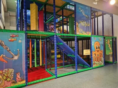 Spielturm im Kinderland mit Kletter- und Spielelementen
