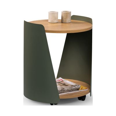 Runder Beistelltisch mit grünem Metallgestell und zwei Holzplatten, auf der oberen Fläche zwei kleine Dekoelemente, auf der unteren Ablage Zeitschriften, vor weißem Hintergrund