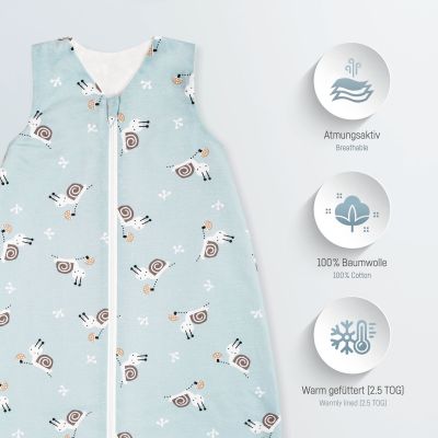 Nahaufnahme des hellblauen Babyschlafsacks mit Tiermotiv und Informationen zu Material und Atmungsaktivität