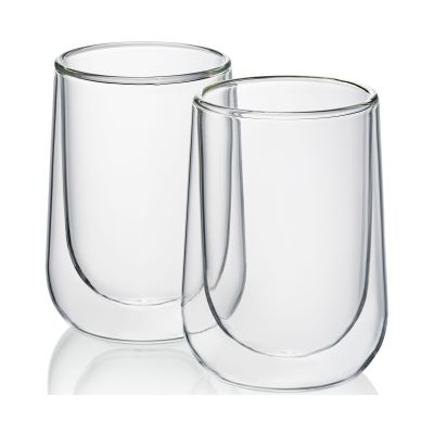 Zwei transparente doppelwandige Latte Macchiato Gläser auf weißem Hintergrund