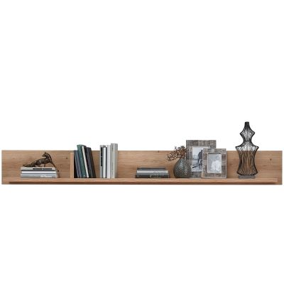 Wandboard aus hellem Holz mit Büchern, Bildern, einem Dekoobjekt und einer Vase mit Trockenblumen, frontal aufgenommen.