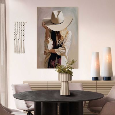 Das Wandbild „Relaxed Cowgirl“ in Braun, 90 × 60 cm, hängt in einem eingerichteten Wohnraum und zeigt die Größenwirkung an der Wand.