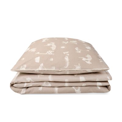 Gefaltete Kinderbettwäsche in Beige mit weißen Safari-Tiermotiven wie Giraffen und Vögeln, bestehend aus Kissen- und Deckenbezug