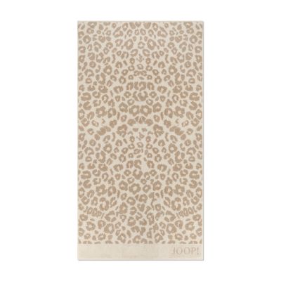 Cremefarbener JOOP! Allover Duschtuch, 80 × 150 cm, flach dargestellt mit kontrastierendem Leopardenmuster und JOOP!-Schriftzug am unteren Rand.