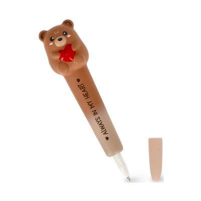 Brauner Gelstift mit Teddybär-Aufsatz, schräg mit abgenommener Kappe und sichtbarer Schreibspitze dargestellt.