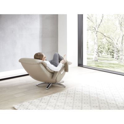 Beiger Relaxsessel mit hoher Rückenlehne, ergonomischen Armlehnen und verchromtem Metallfuß