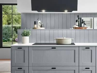 Landhausküche mit grauen Rahmenfronten im klassischen Landhausstil bei Möbel Gruber in Ingolstadt