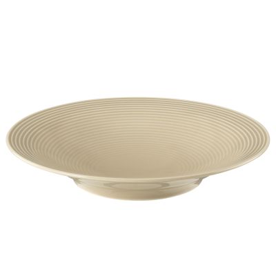 tiefer Teller in Sandbeige; rund mit breitem geriffeltem Rand. Ansicht: schräge Ansicht von vorn.