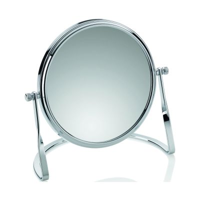 Silber glänzend verchromter Standspiegel mit rundem Spiegelkopf, seitlichen Halterungen und Standfüßen auf weißem Hintergrund