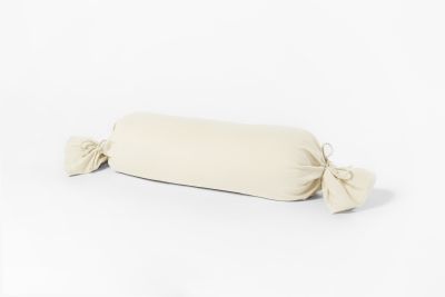Zylindrische Nackenrolle mit Bezug in Ecru und seitlich gebundenen Stoffbändern, vollständig freigestellt dargestellt; Größe 15 x 40 cm.
