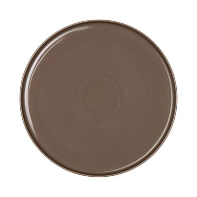 Dessertteller der Serie Coppa, Farbe Braun in einer gedeckten Tischszene mit weiterem Geschirr.