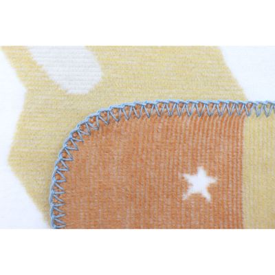 Detail der Babydecke Orbit mit weißem Stern auf orangefarbenem Feld und blau umkettelter Kante.