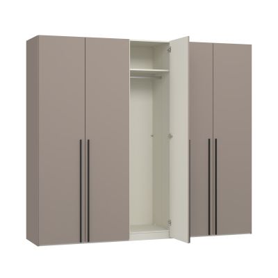 Fünftüriger Kleiderschrank mit mittig geöffneter Tür und Innenansicht mit Einlegeboden und Kleiderstange