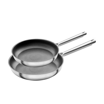 Mehrere Bratpfannen des Sets, Modell Trueflow von ZWILLING, in Silber/Schwarz, freigestellt auf weißem Hintergrund.