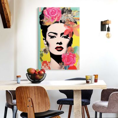 Das Wandbild „Frida Pop“ in Mehrfarbig, 60 × 90 cm, hängt in einem eingerichteten Wohnraum und zeigt die Größenwirkung an der Wand.