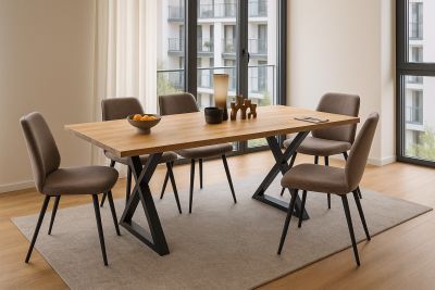 Esstisch mit Holzplatte und schwarzen X-Gestellen in einem hellen Esszimmer, dekoriert mit Geschirr und Objekten, umgeben von sechs braunen Polsterstühlen auf einem Teppich.