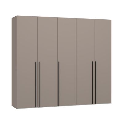 Fünftüriger Kleiderschrank mit glatten Fronten und langen Griffleisten in Frontalansicht