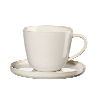 Kaffeetasse mit Unterteller der Serie Coppa, Farbe Nude, freigestellt auf hellem Hintergrund.