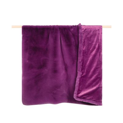 Violette Decke Evita, 140 × 190 cm, mit glatter weicher Oberfläche und umgeschlagener Kante, über einer Holzstange gelegt.