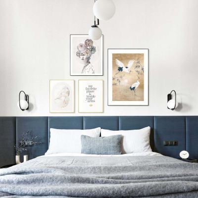 Das Wandbild „Graphic Female“, 40 × 50 cm, ist zusammen mit weiteren Motiven als Bilderwand in einem eingerichteten Raum zu sehen.