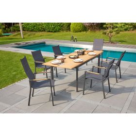 Gartentisch mit mehreren Gartenstühlen auf einer gepflasterten Terrasse neben einem Pool