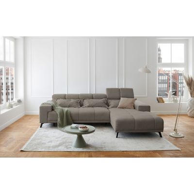 Hellgraues Ecksofa mit Ottomane rechts, verstellbaren Kopfstützen und Rückenkissen in einem hell eingerichteten Wohnzimmer
