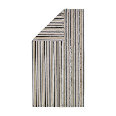 Duschtuch mit schmalen vertikalen Streifen in Kiesel-, Grau-, Schwarz- und Naturtönen und umgeschlagener Ecke; Streifenverlauf auf Vorder- und Rückseite sowie das kleine Textiletikett sind sichtbar.