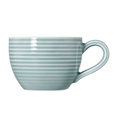 Tasse in Hellblau; runde Form mit feinen waagerechten Rillen. Ansicht: Ansicht der zweiten Seite.