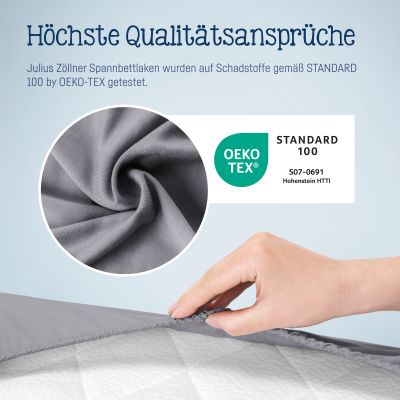 Dunkelgraues Julius Zöllner Spannbettlaken mit OEKO-TEX STANDARD 100 Logo, Nahaufnahme der Stoffstruktur und einer Hand, die das Laken über eine Matratze zieht