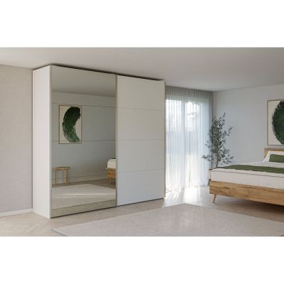Schwebetürenschrank mit Spiegeltür in einem hellen Schlafzimmer