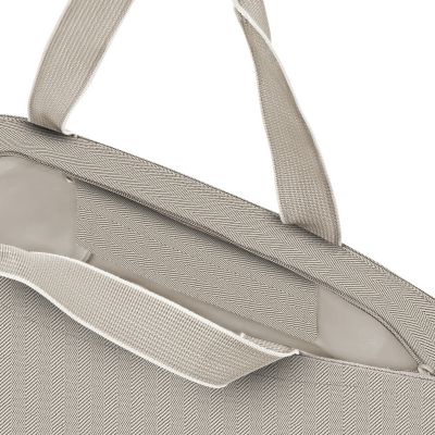 Innenansicht der beigen Reisenthel Tasche mit Reißverschlussfach und stabilem Innenraum