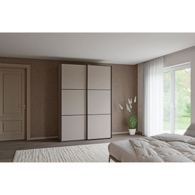 Schwebetürenschrank mit geschlossenen Türen in einem eingerichteten Schlafzimmer