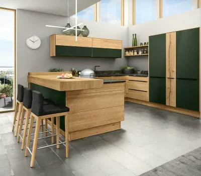 Eckküche Decker Bergamo aus massiver Eiche mit Kücheninsel und Barhockern in harmonischem Design aus Holz und Tannengrün.