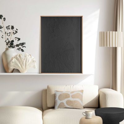 Das Wandbild „Bows - Charcoal“ in Schwarz, 50 × 70 cm, hängt in einem eingerichteten Wohnraum und zeigt die Größenwirkung an der Wand.