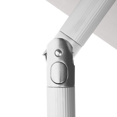Detailaufnahme des silberfarbenen Gelenks am weißen Mast, zeigt den verstellbaren Neigungsmechanismus des Sonnenschirms.
