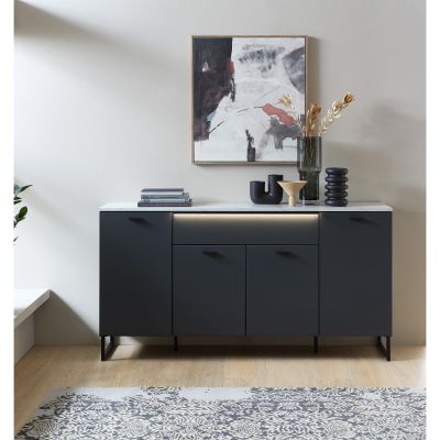 Sideboard in Anthrazit mit Marmoroptik und integrierter LED-Beleuchtung dekoriert in einem modernen Wohnraum.
