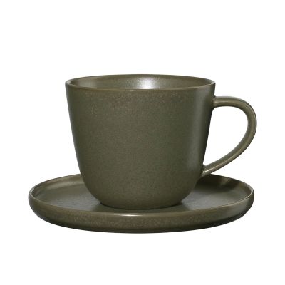 Kaffeetasse mit Unterteller der Serie Coppa, Farbe Grün, freigestellt auf hellem Hintergrund.